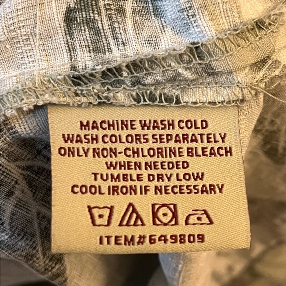 XL silk Seven Palms shirt. Classic tropical sage, gray, black & white print. - Picture 6 of 7